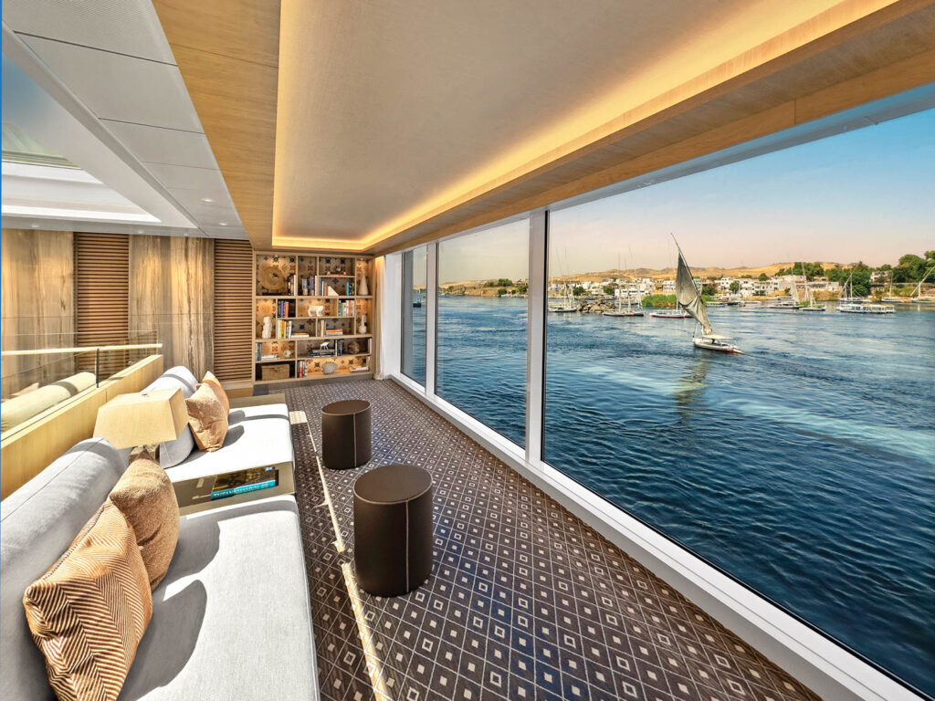 休息区多沙发和座椅看大海