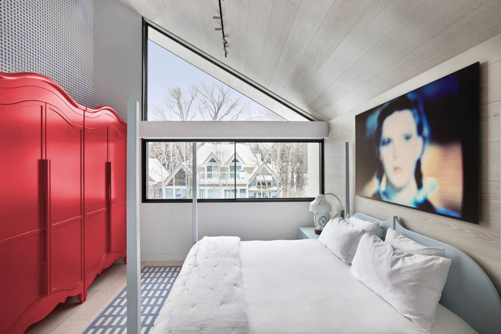 卧室配有美工和红柜