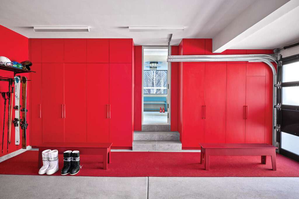 滑雪更衣室带亮红色柜子、长椅和地板