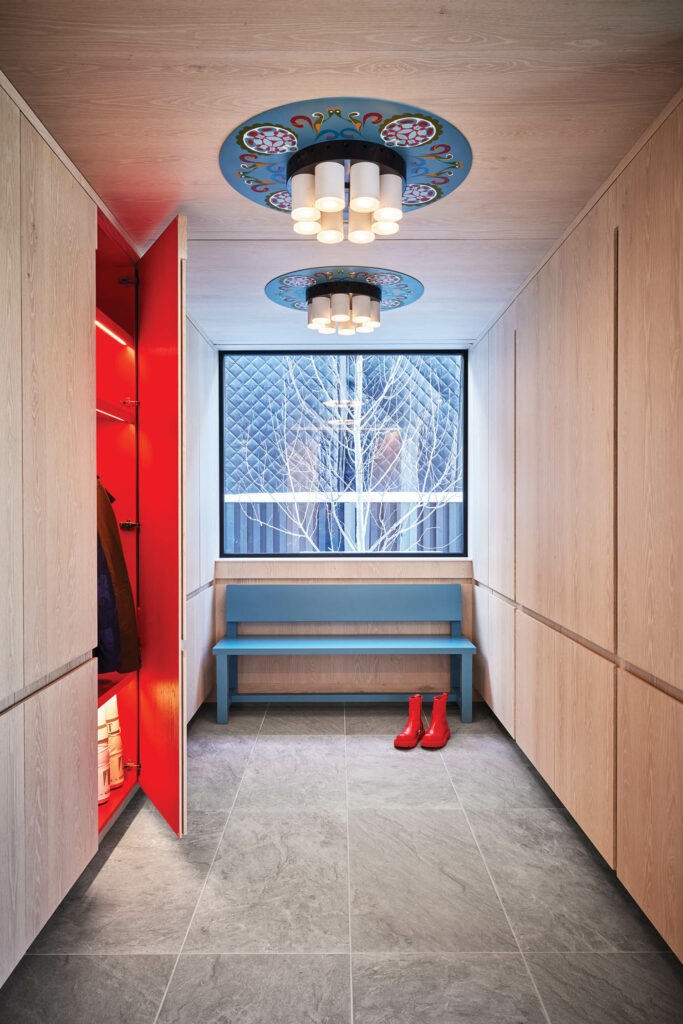 房间外观和亮红横幅