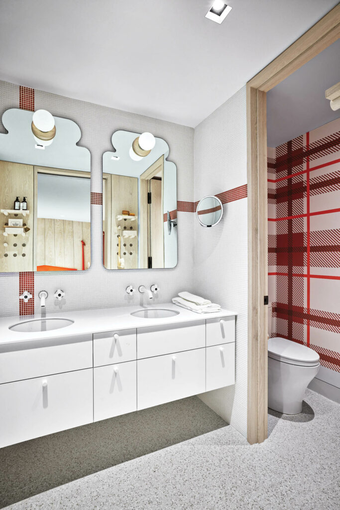 卫生间配有镜面、白虚度和薄膜窗帘