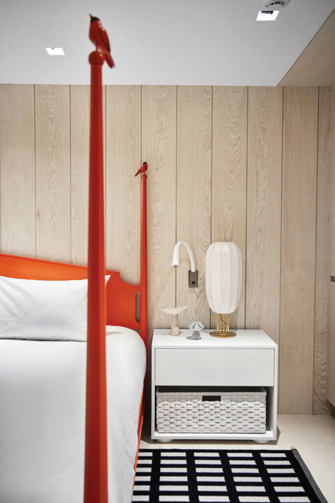 带木板墙和红四张海报床的卧室