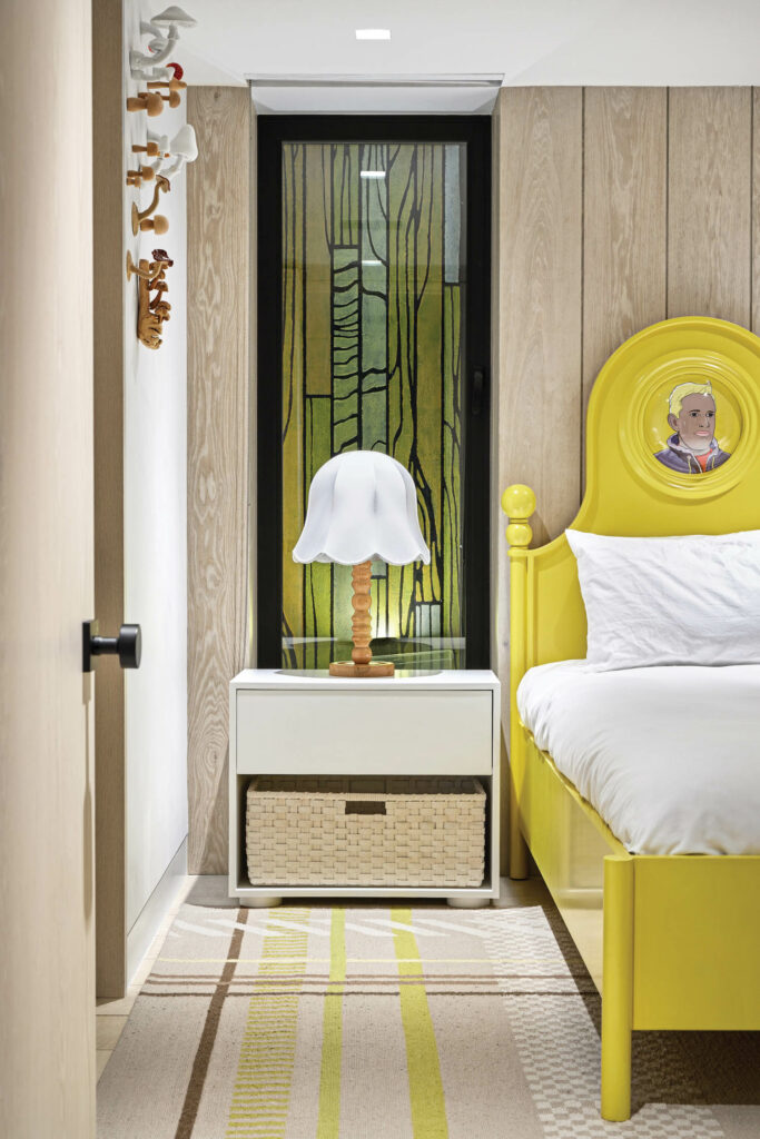 卧室配黄海报床、扇贝灯和染色玻璃窗