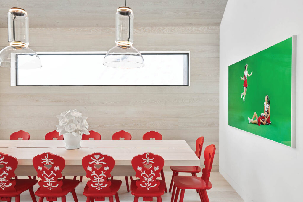 餐厅带红椅和亮绿画