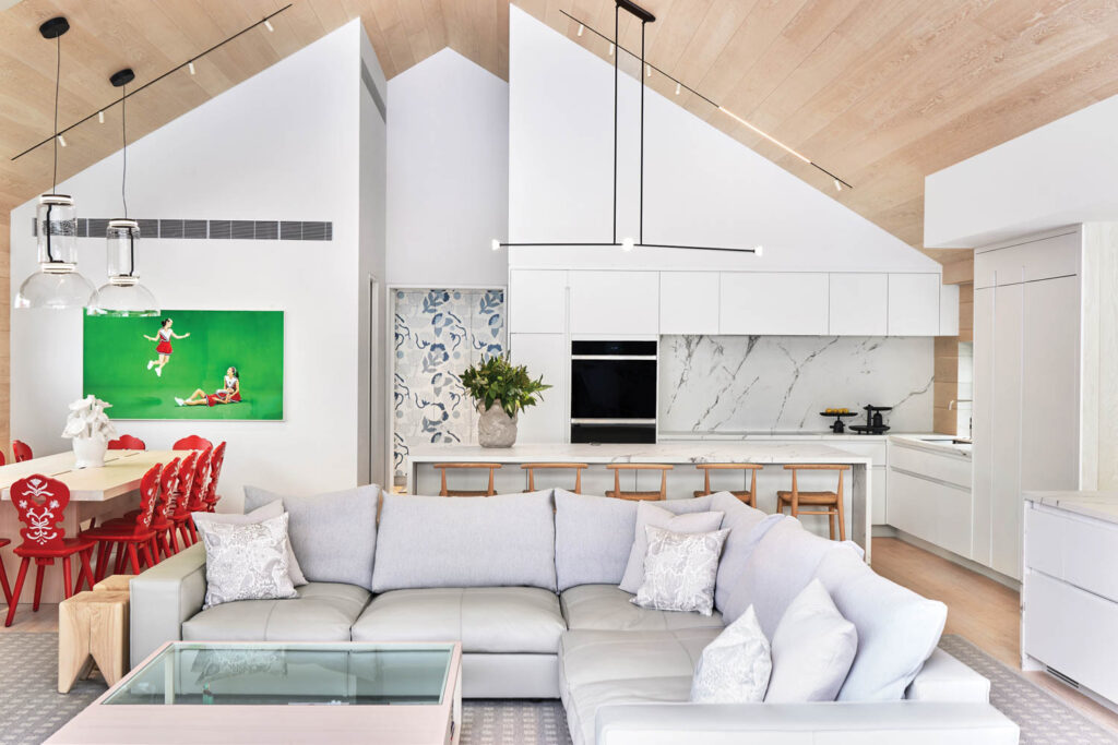 客厅和厨房有白沙发和高天花板