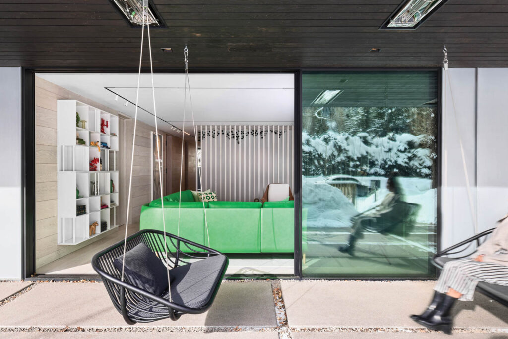 视图进屋外滑动门和摇椅