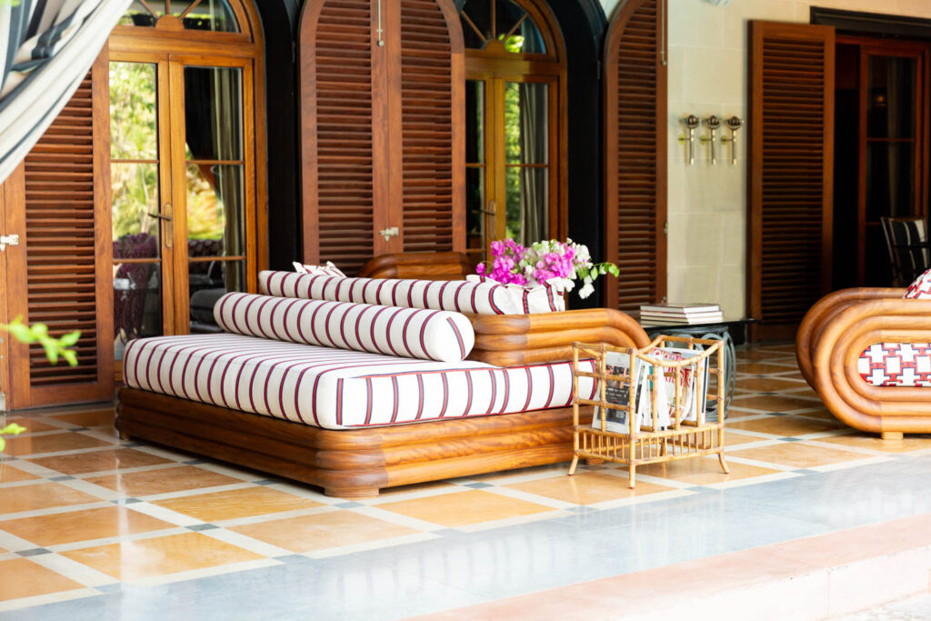 双向沙发在一个房间里