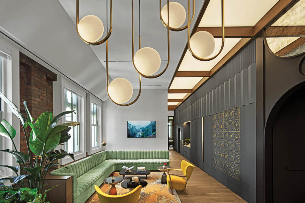 绿席和黄椅静坐