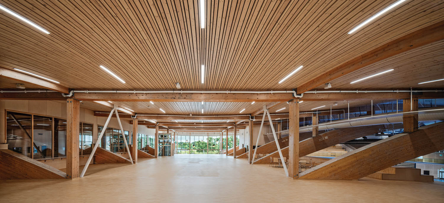 走廊高天花板和隔墙