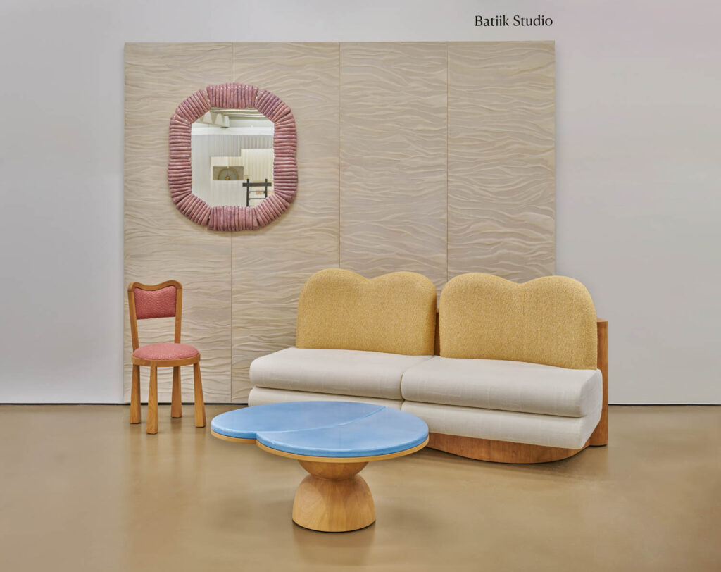 带棕色沙发、粉红色镜像和蓝咖啡表的房间