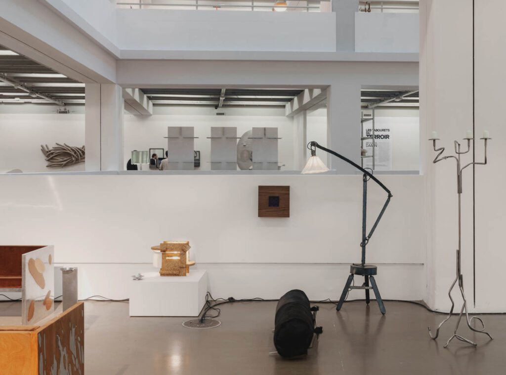 带长黑话筒的房间、楼面白盒和木地板