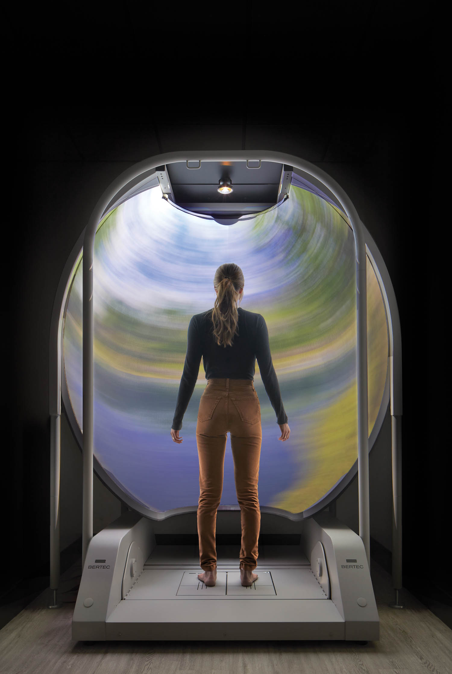 静默机上的女人凝视球投影