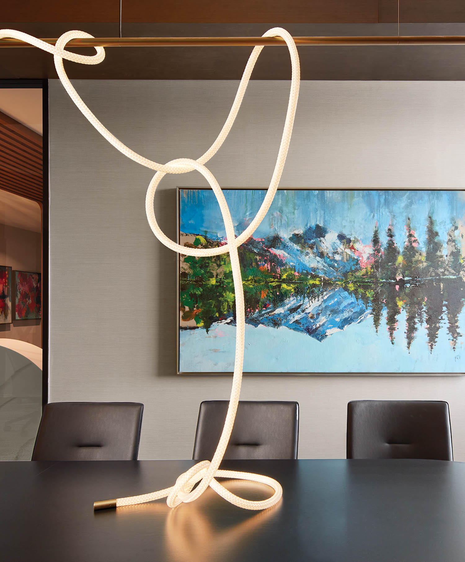 会议室黑椅和办公桌、室外美工和长线光