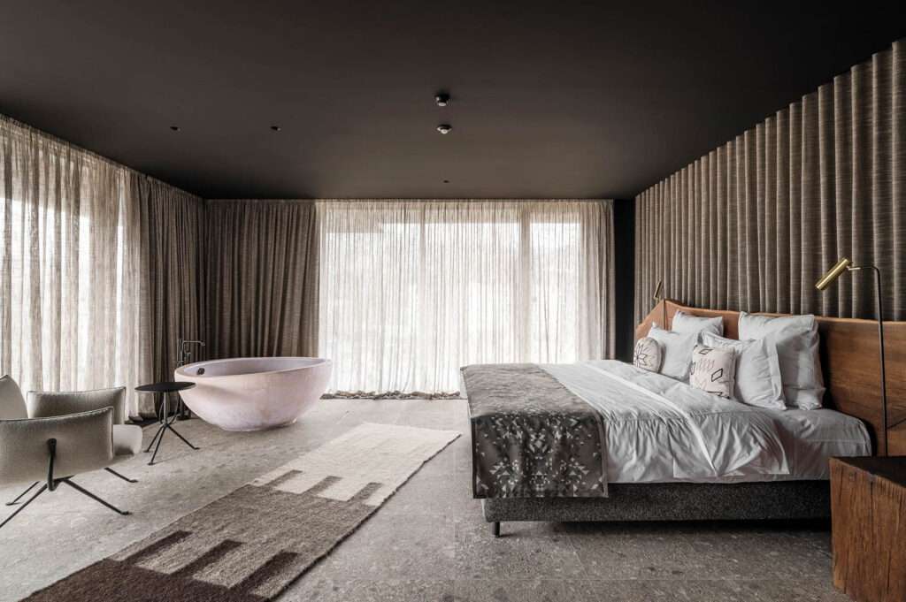 带陶瓷浴盆、毛毯和深色画床