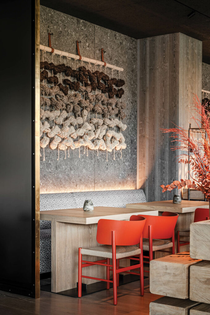 带橡树形表和织墙挂起