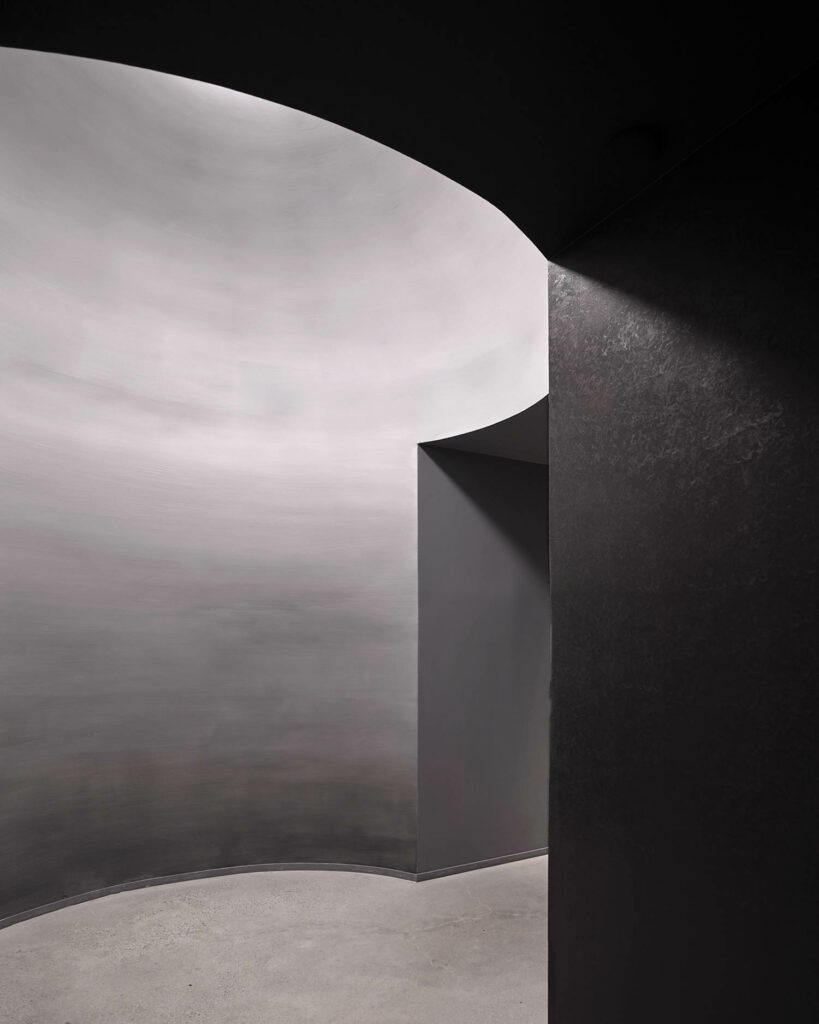 角有黑墙和沉闷照明