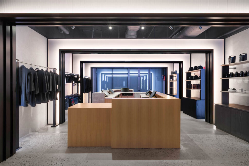 室内购物区用荧光照明并有平台居中