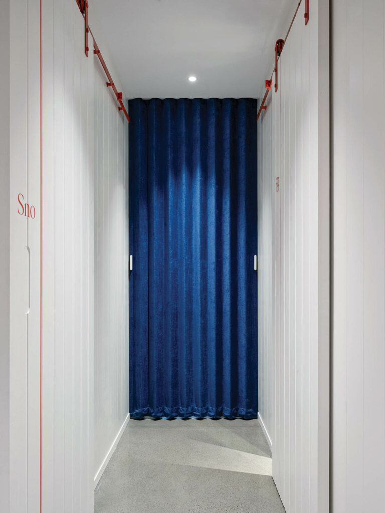走廊带蓝窗帘