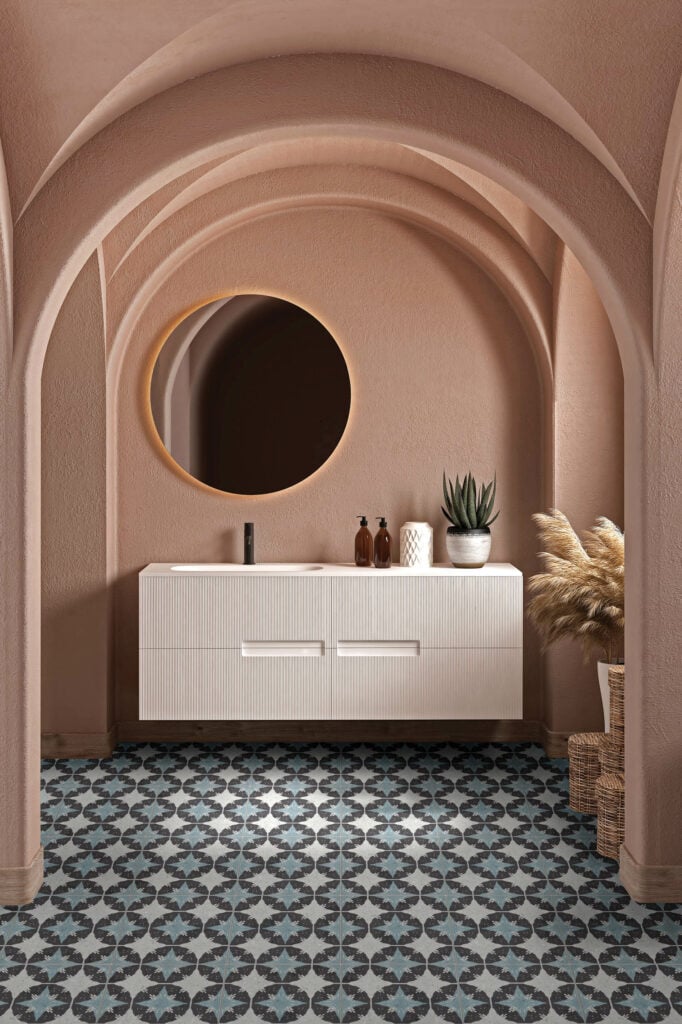 带棕墙和蓝瓦地板的房间