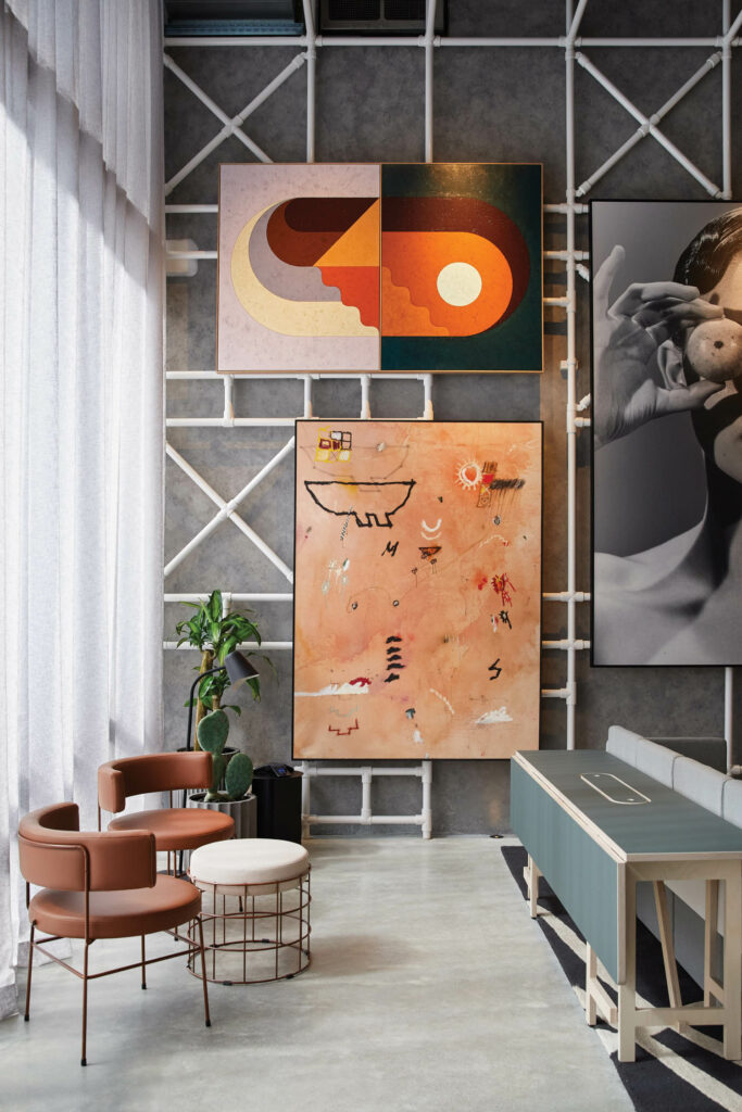 灰色后台与不同艺术片 小坐地带棕色椅子