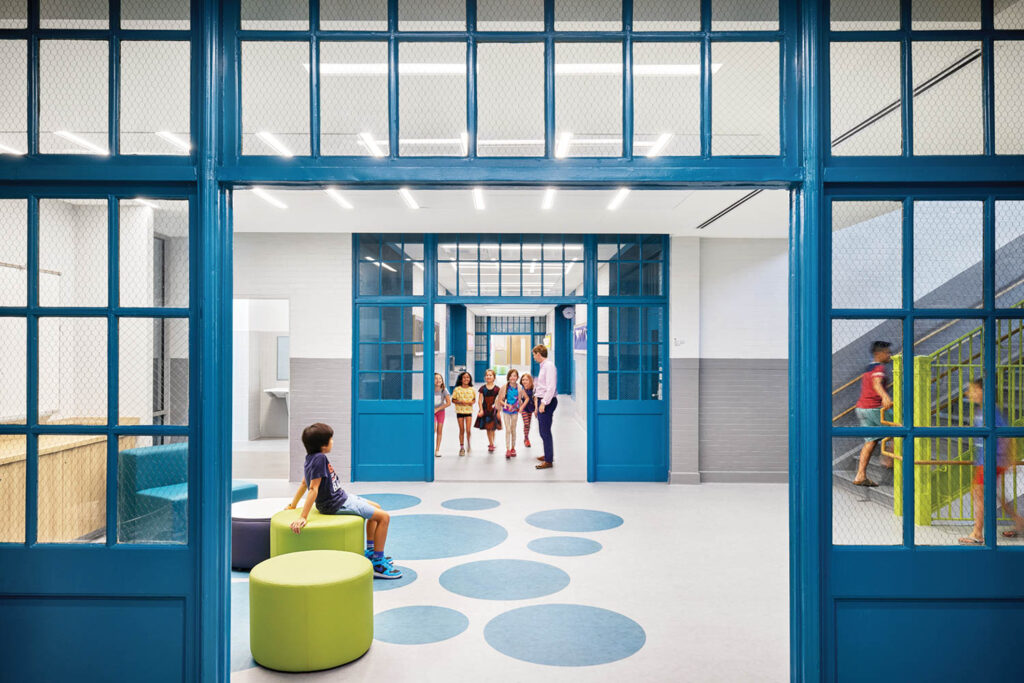 小孩坐在开房绿托普曼,地板上带蓝点