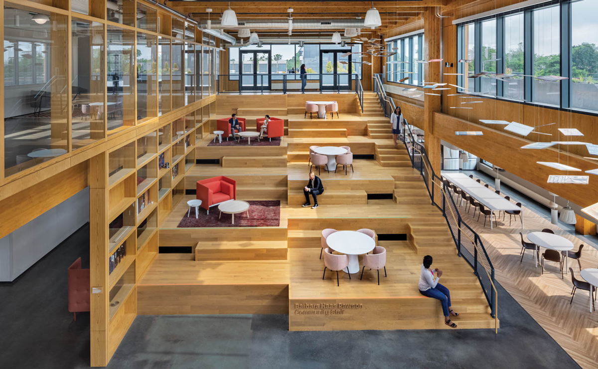 大公共空间,人们坐在木偶平台顶上,窗子遍历