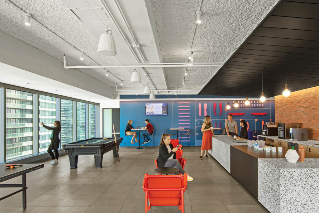 博弈区有工具箱、乒乓表、池表和拆解家具