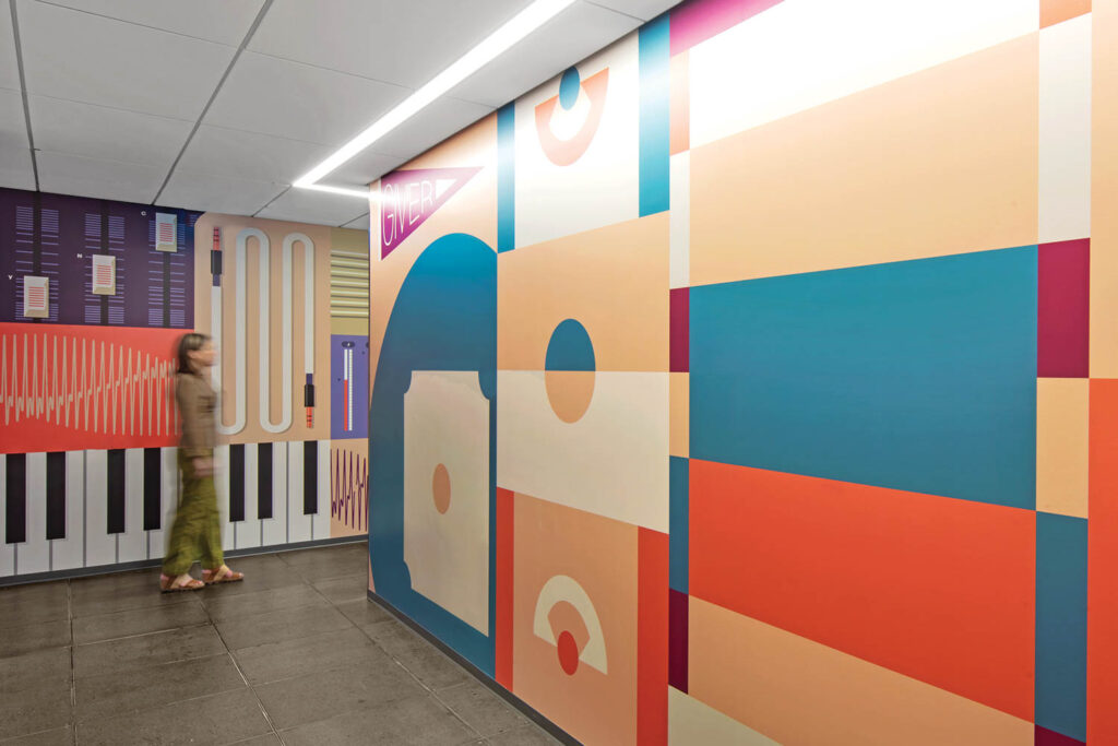 室内录制工作室外墙上布满多亮图形