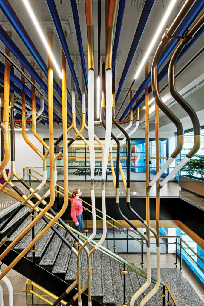 由金属和电线制成的40尺形雕塑