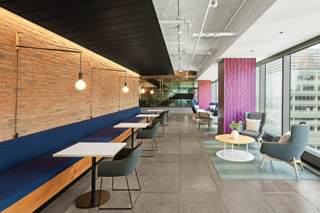 乘高后座椅、墙固定装置和粉红色列