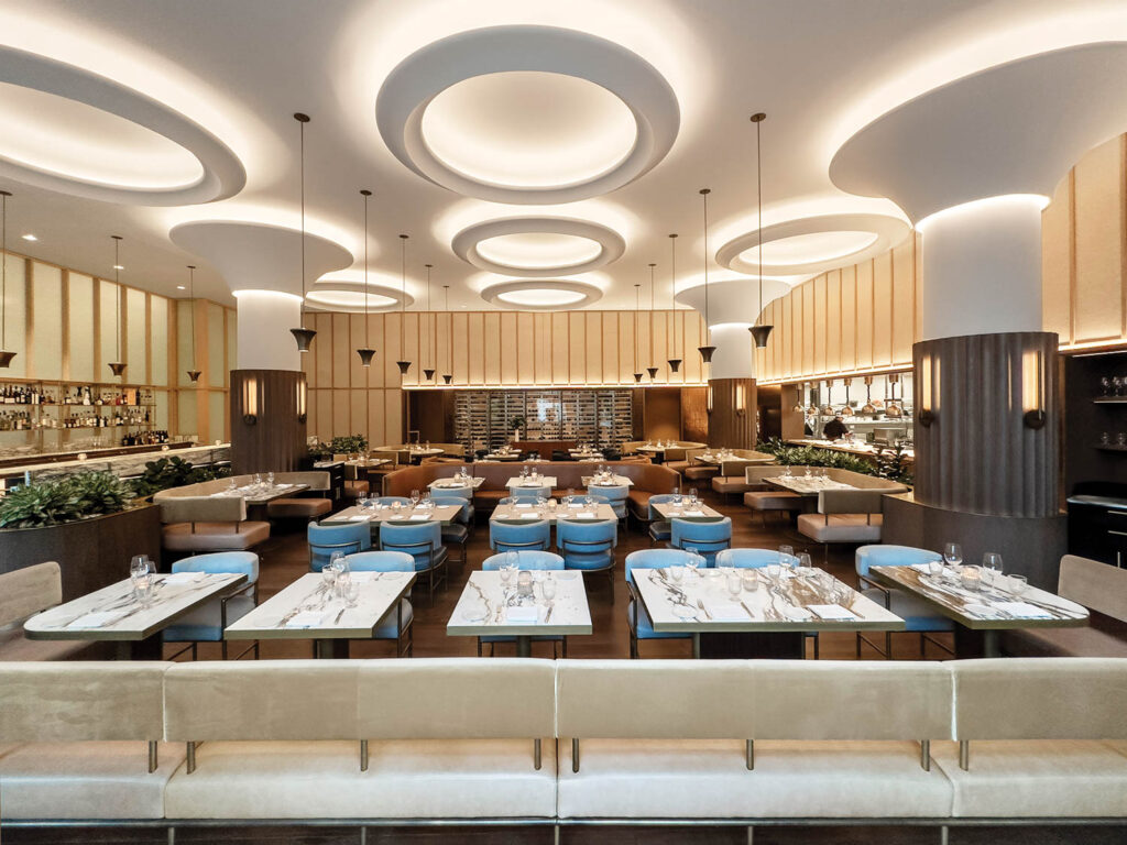 餐厅自定义天花板装饰物和奶油大理石板