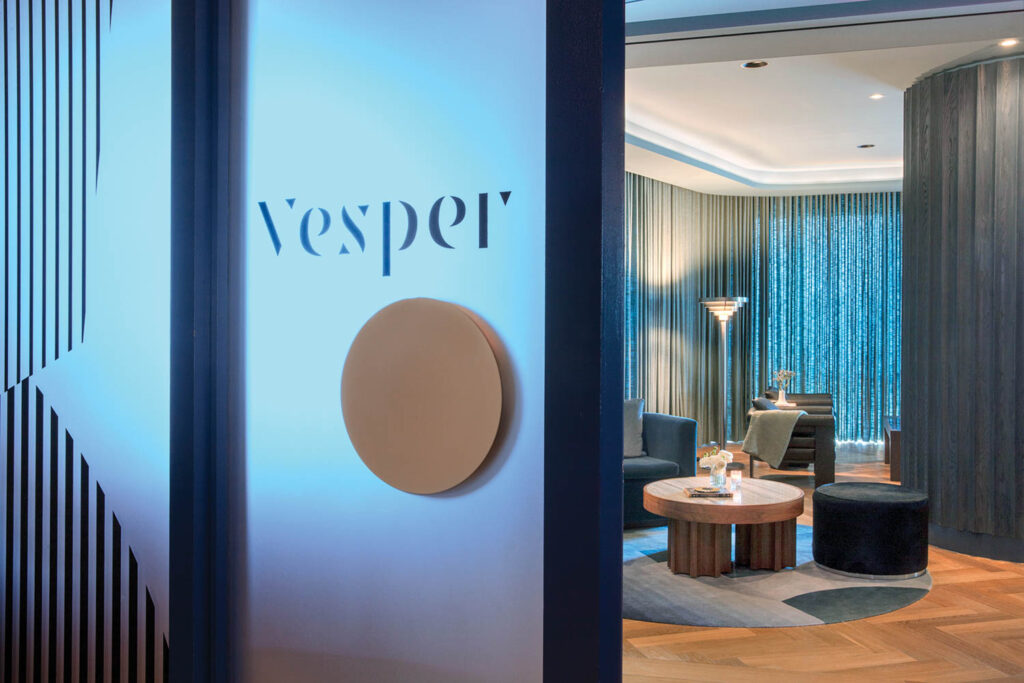 玻璃前端鸡尾酒休息室