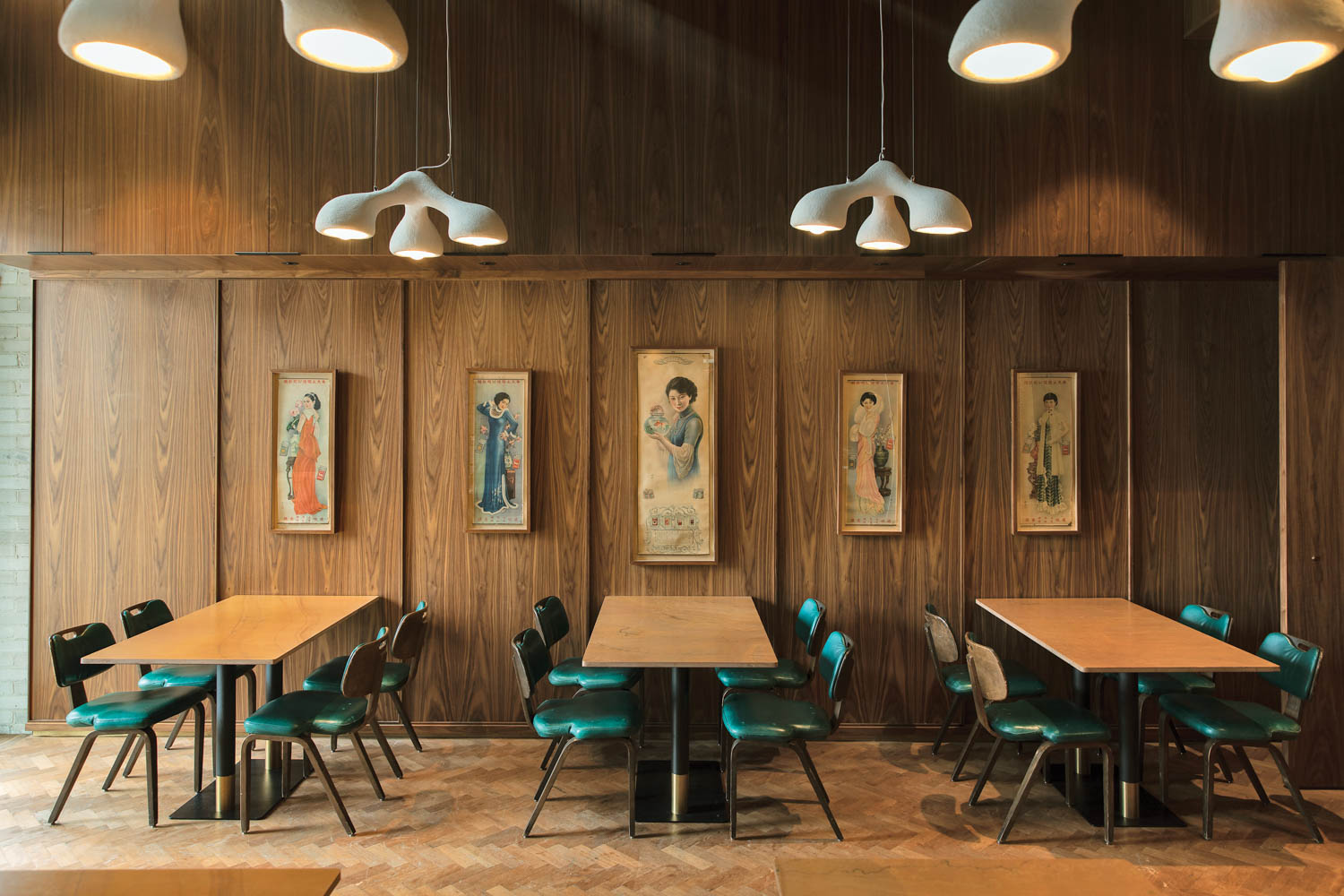餐厅餐厅用木板墙表 带轮椅表 墙上中国画像