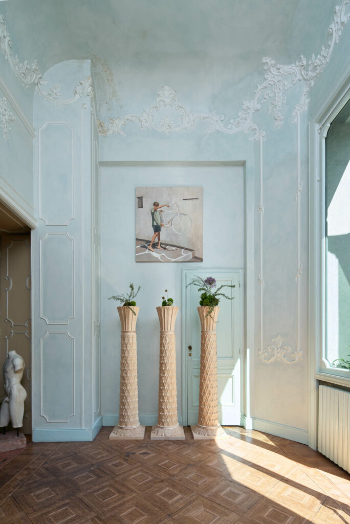 带轻蓝墙的房间 和三页花