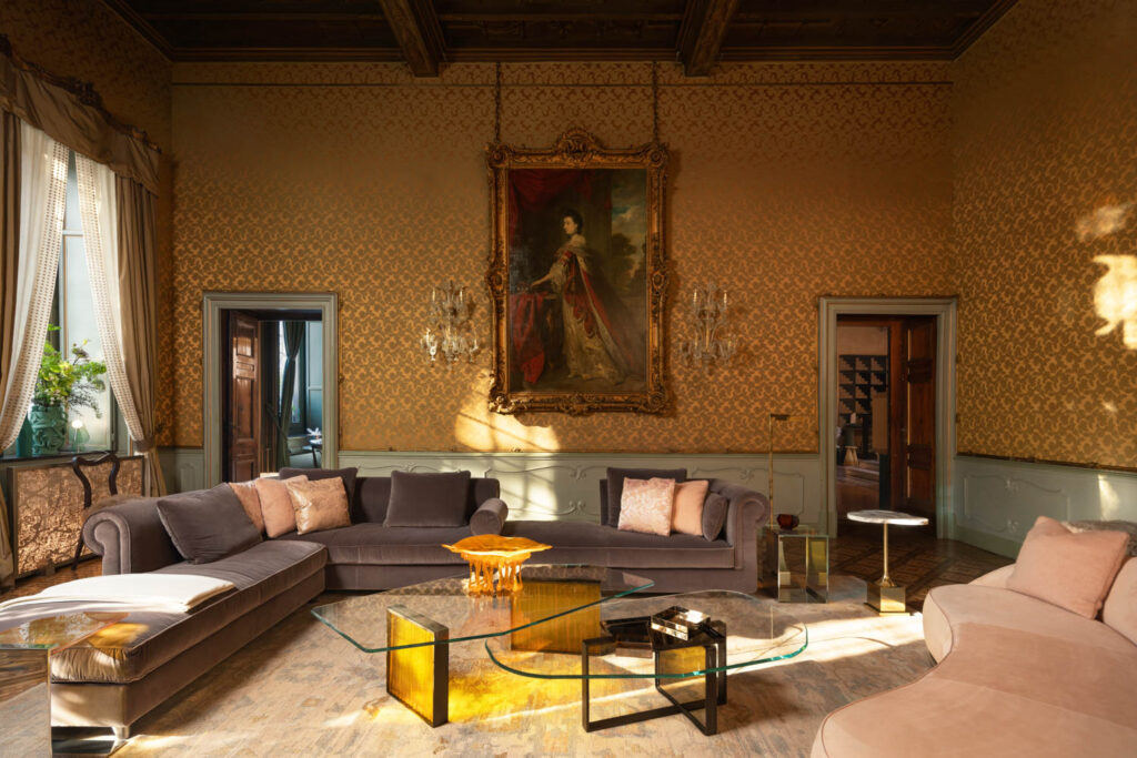 客厅沙发和红花墙