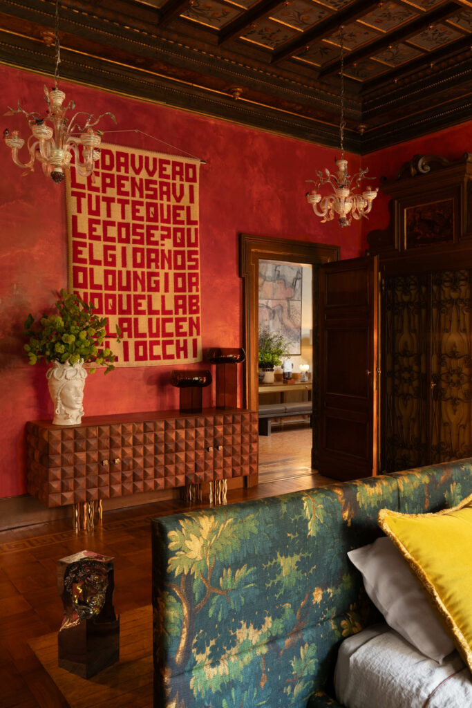 红墙线卧室 附近有绿天鹅绒沙发