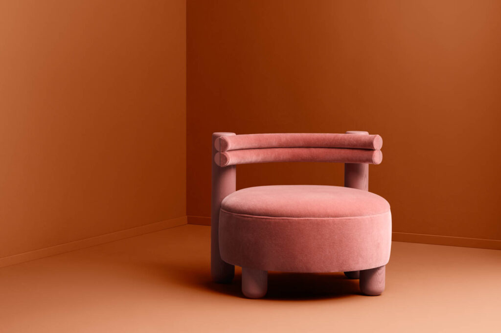 由BNF Studio制成的粉红臂椅