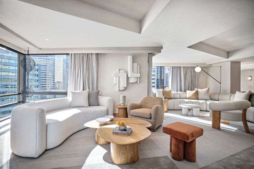 公共区白沙发和土音装饰