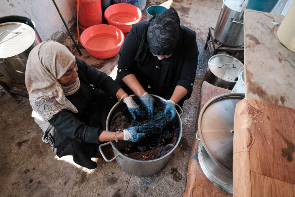 女人染羊毛美景