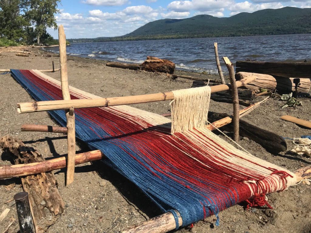 沙滩上带条状蓝黄羊毛