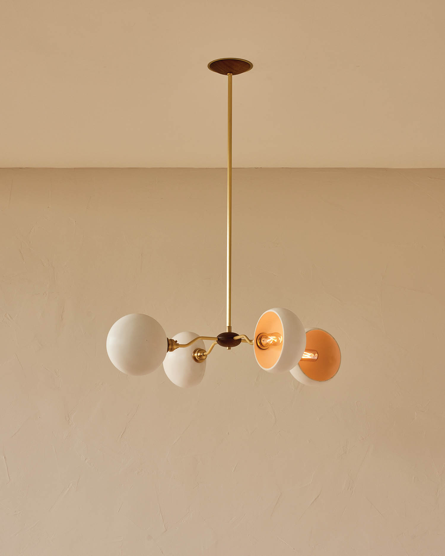 半圈吊灯从天花板下降