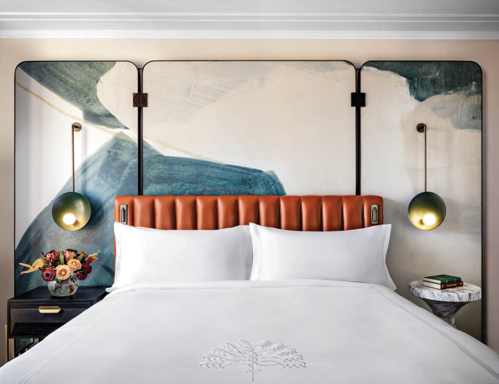 带床和生锈头板的卧室