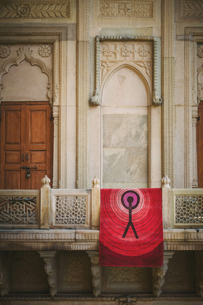 红地毯挂在老阳台上