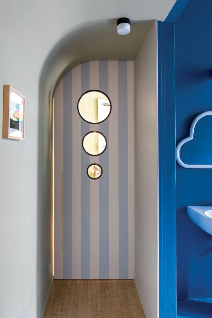 玻璃门拉近蓝墙