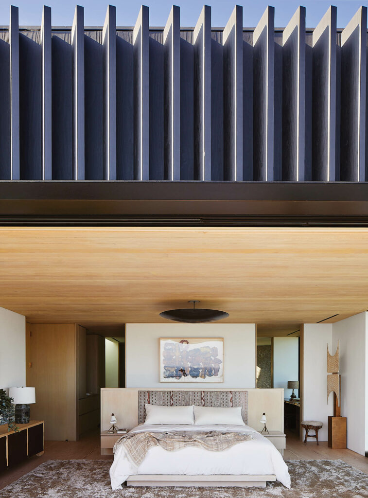 卧室白橡树天花板、cifets和蓝钉