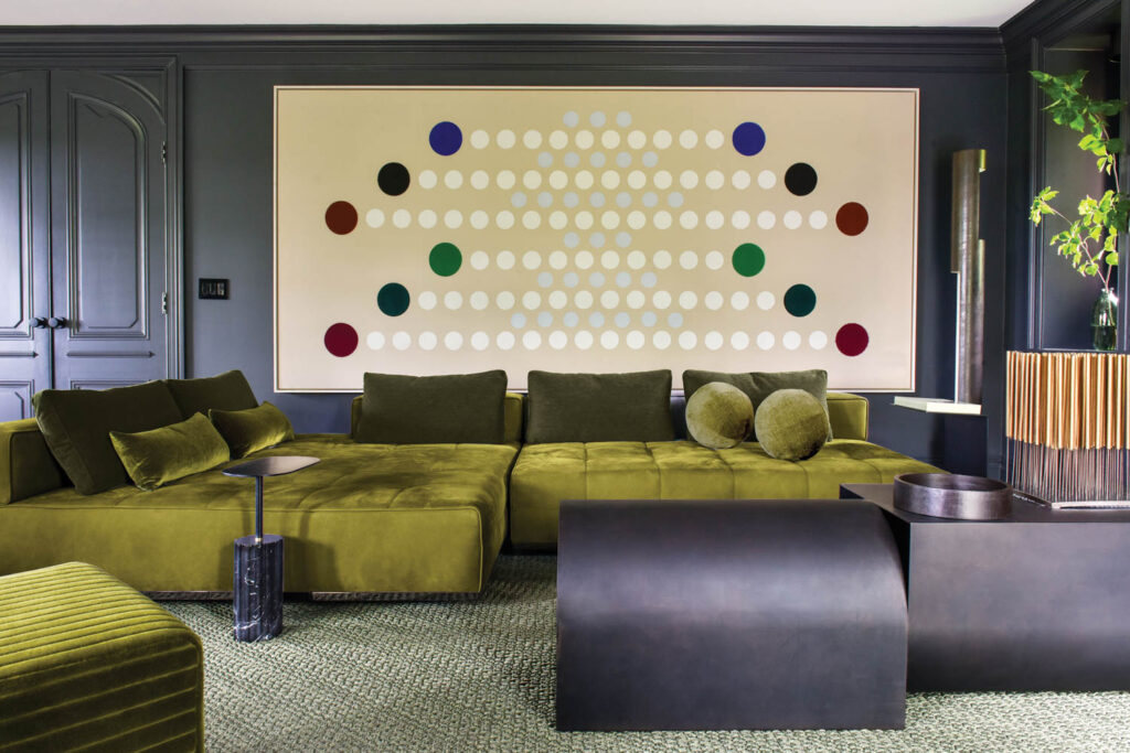 绿色沙发带灰枕头和灰托曼