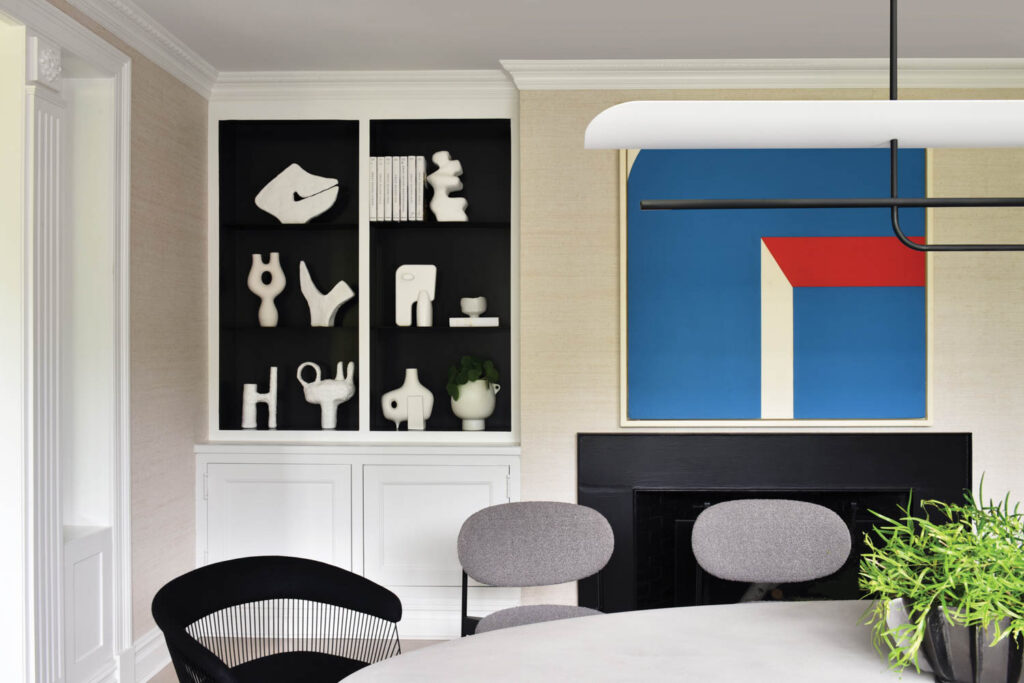 灰椅靠近墙并配有雕刻元素