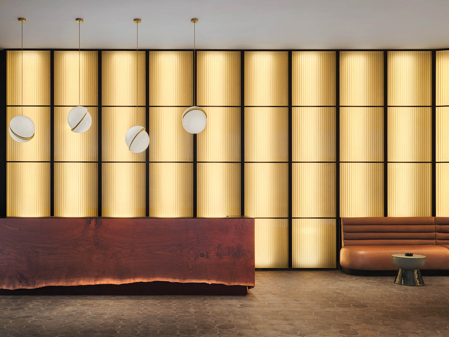 带开墙板的房间,Ob照明机和橙色隔间座椅