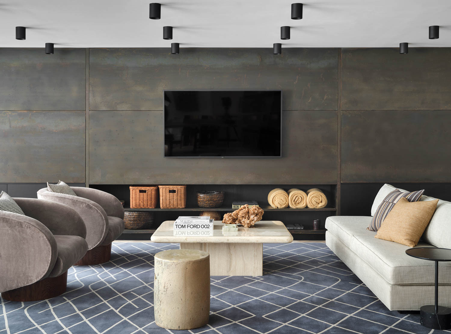 起居室电视机、配制沙发和蓝地毯