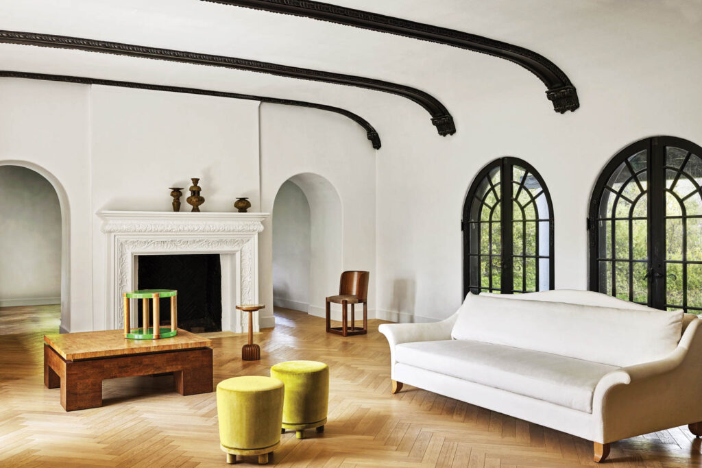 带大白沙发、大窗和壁炉的房间